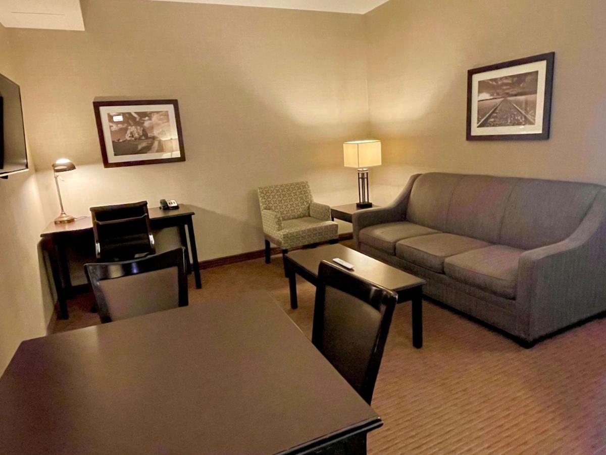 Best Western Plus Okotoks Inn & Suites Bagian luar foto
