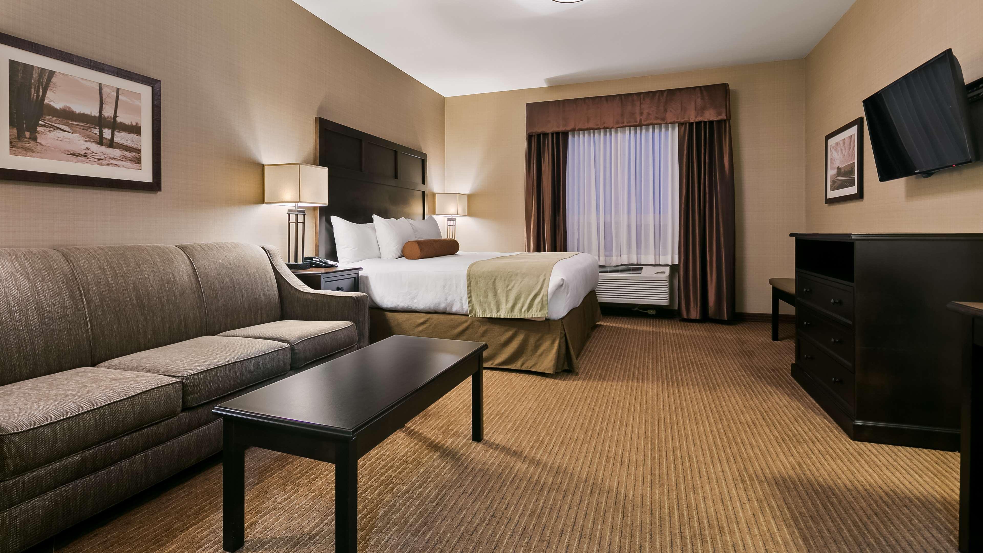 Best Western Plus Okotoks Inn & Suites Bagian luar foto