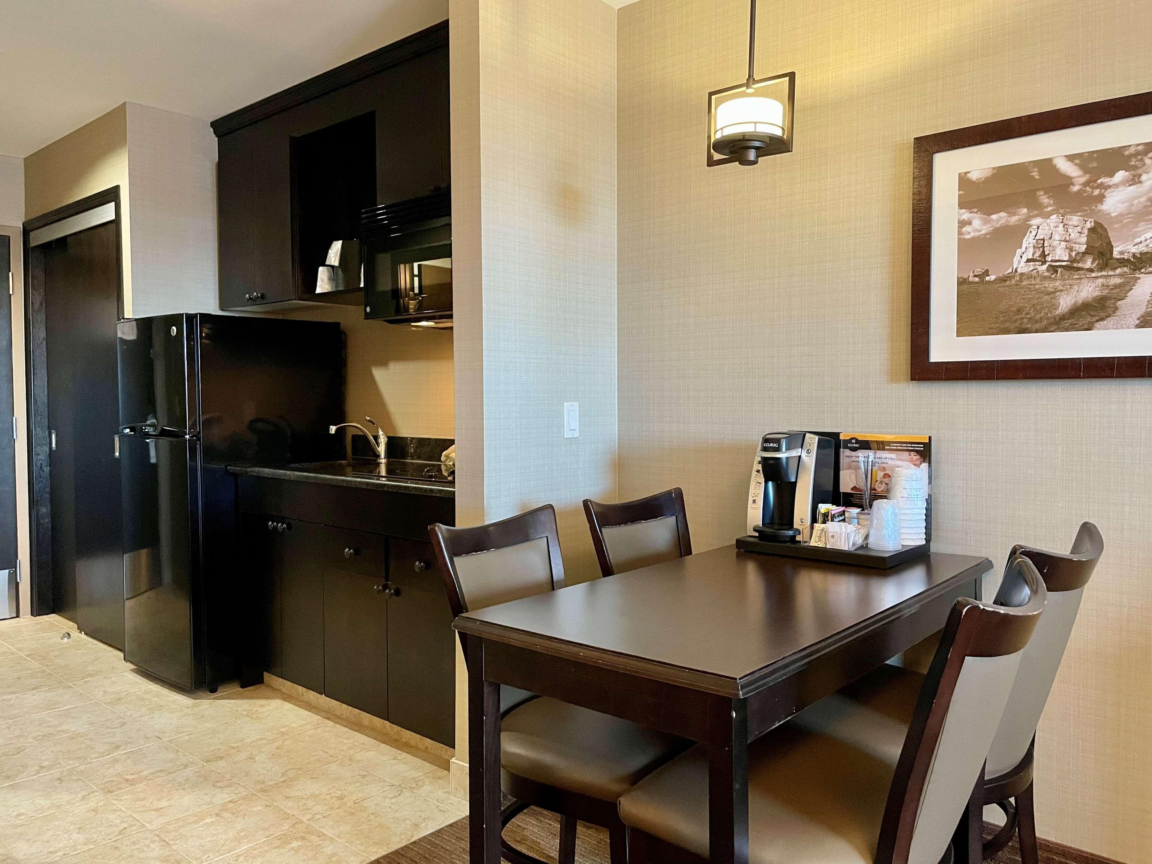 Best Western Plus Okotoks Inn & Suites Bagian luar foto
