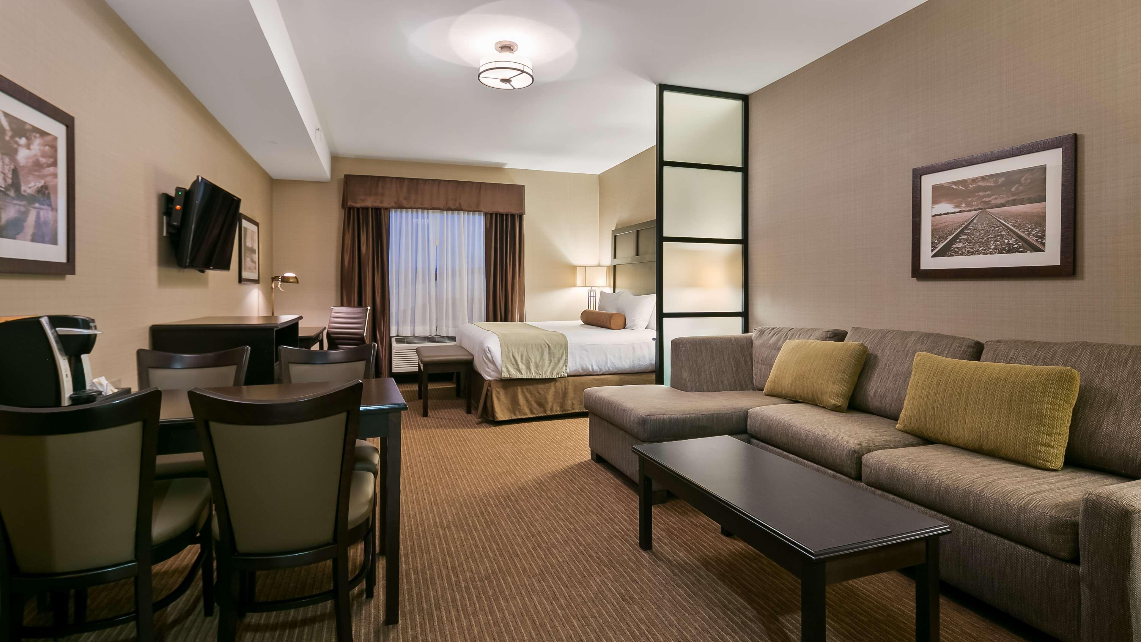 Best Western Plus Okotoks Inn & Suites Bagian luar foto