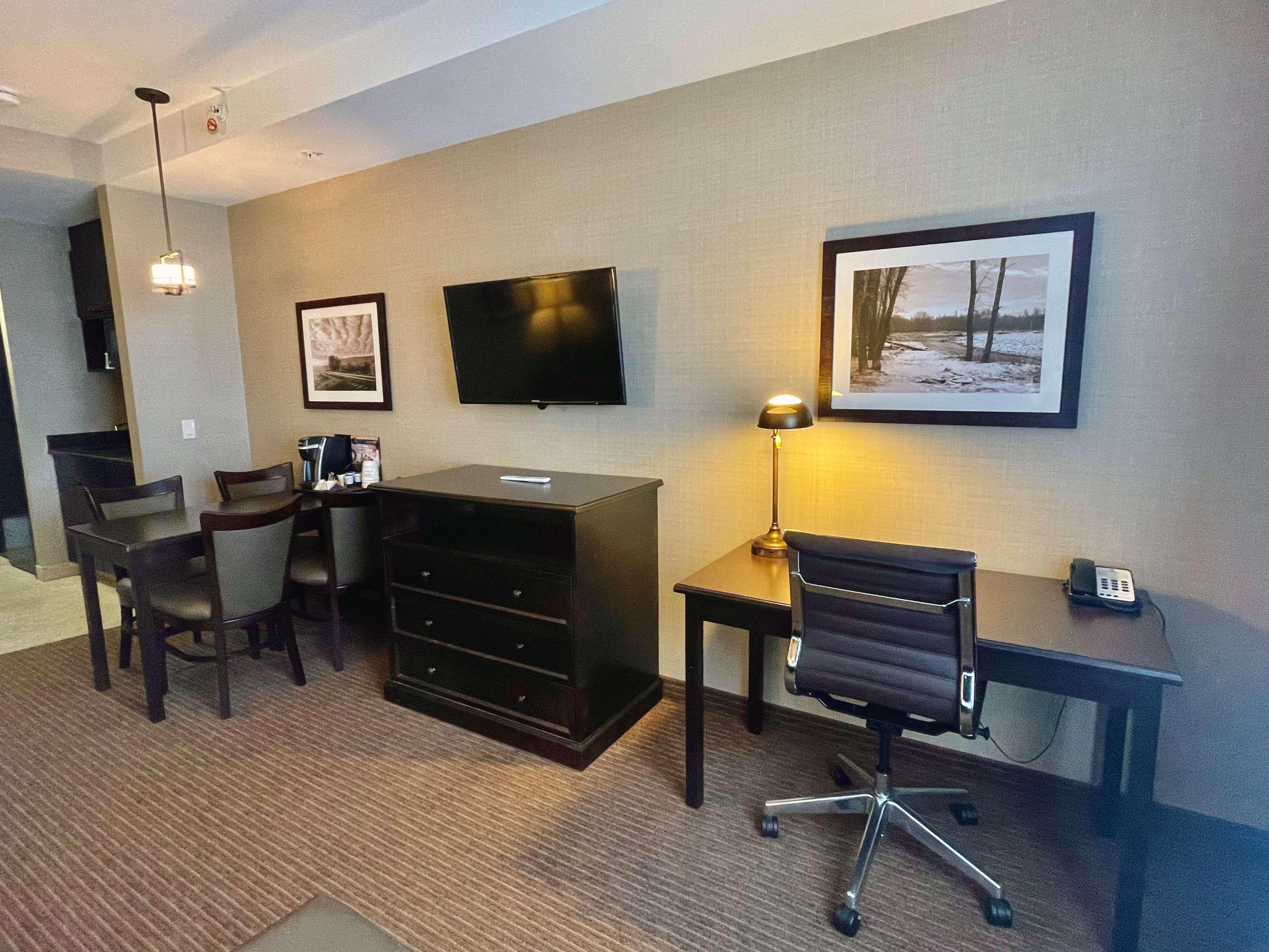 Best Western Plus Okotoks Inn & Suites Bagian luar foto