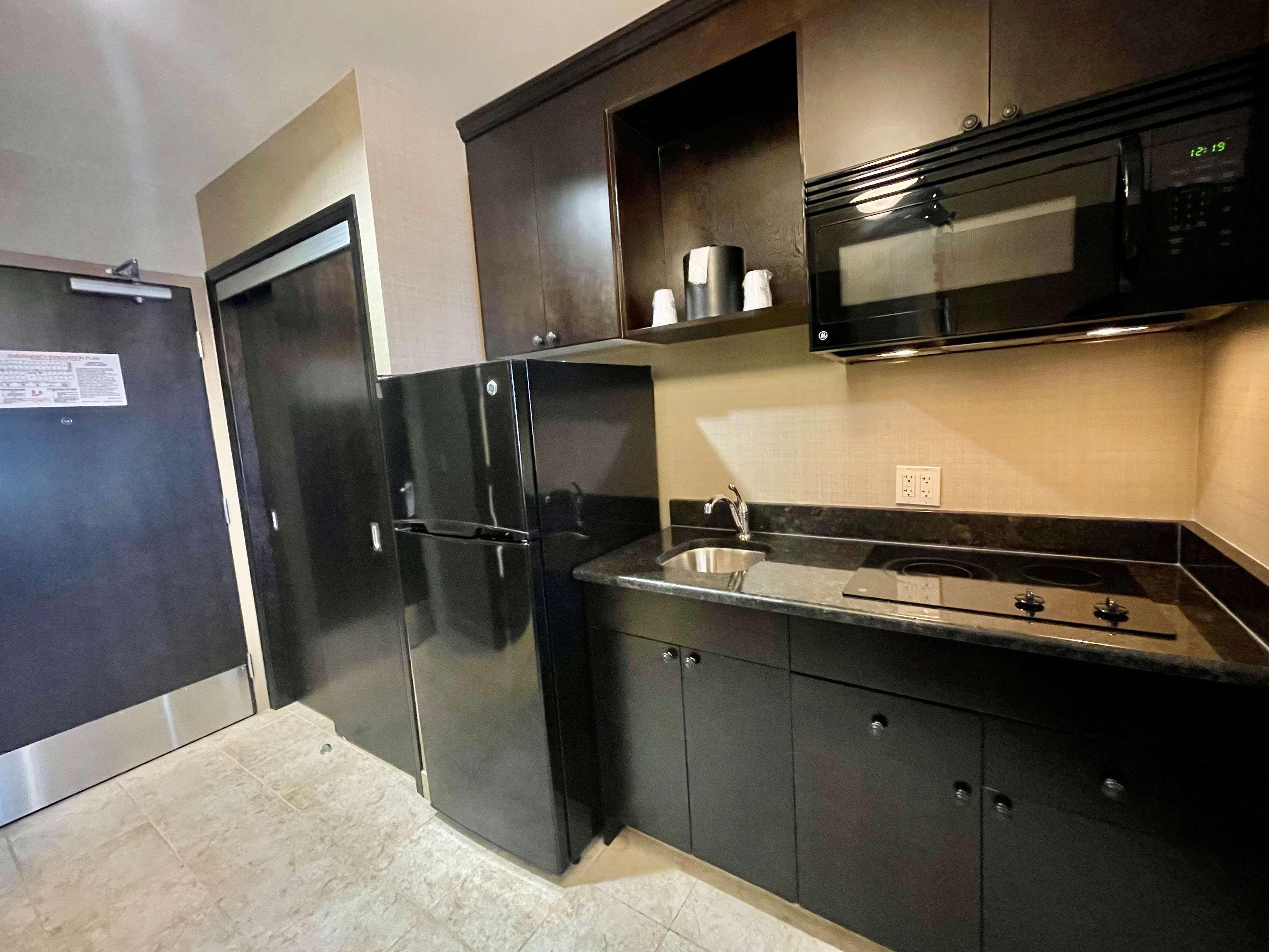 Best Western Plus Okotoks Inn & Suites Bagian luar foto