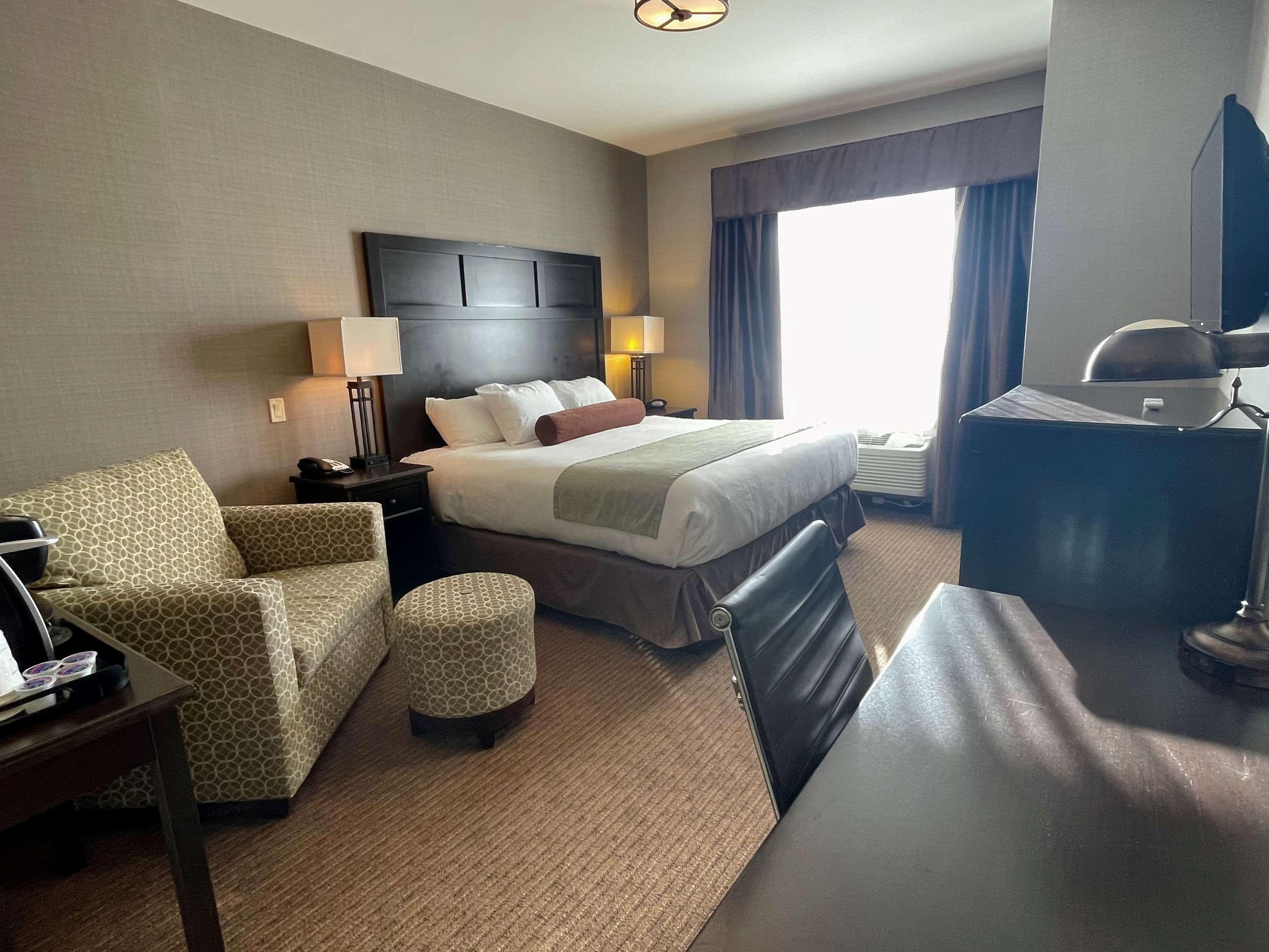 Best Western Plus Okotoks Inn & Suites Bagian luar foto