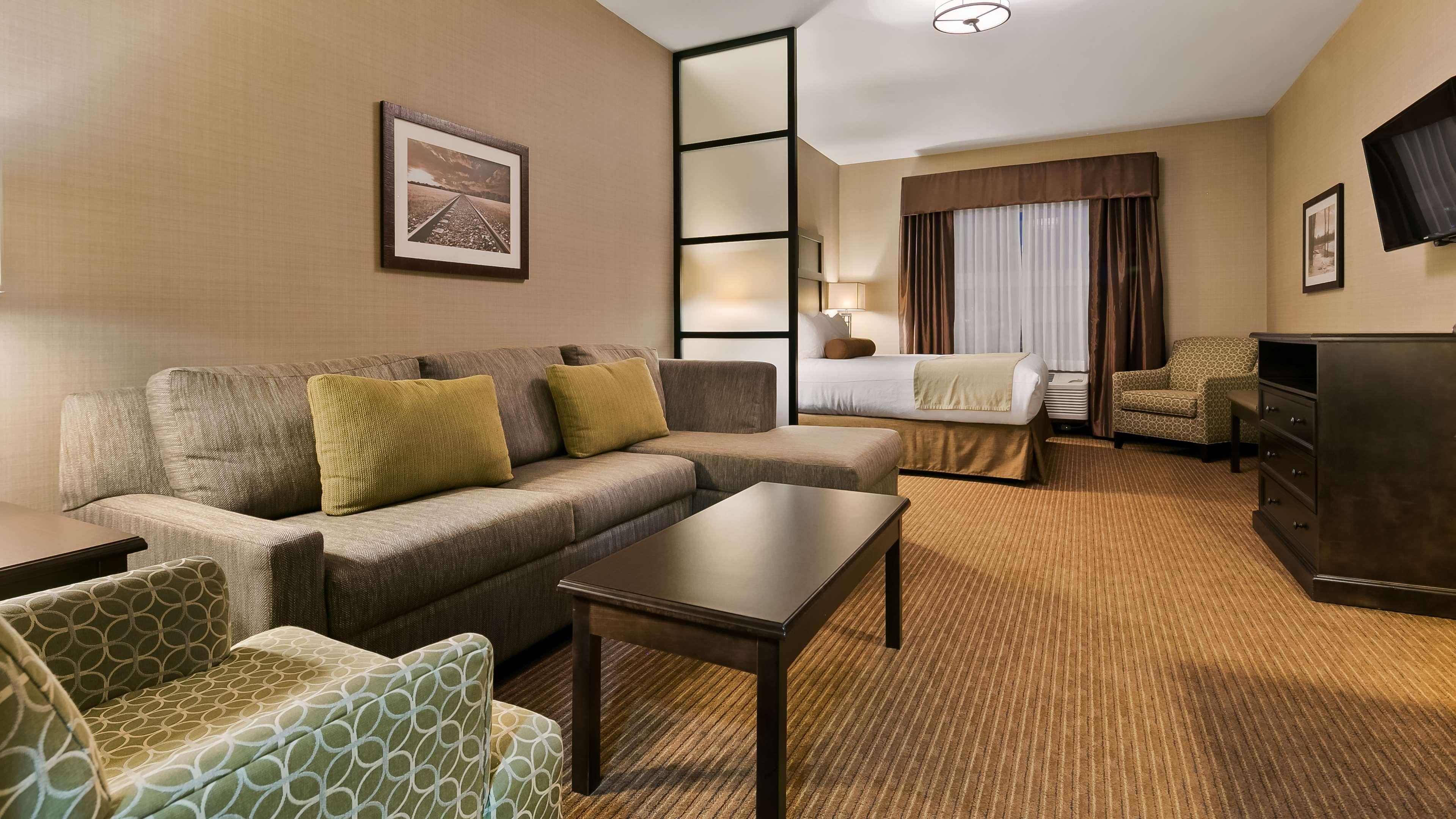 Best Western Plus Okotoks Inn & Suites Bagian luar foto