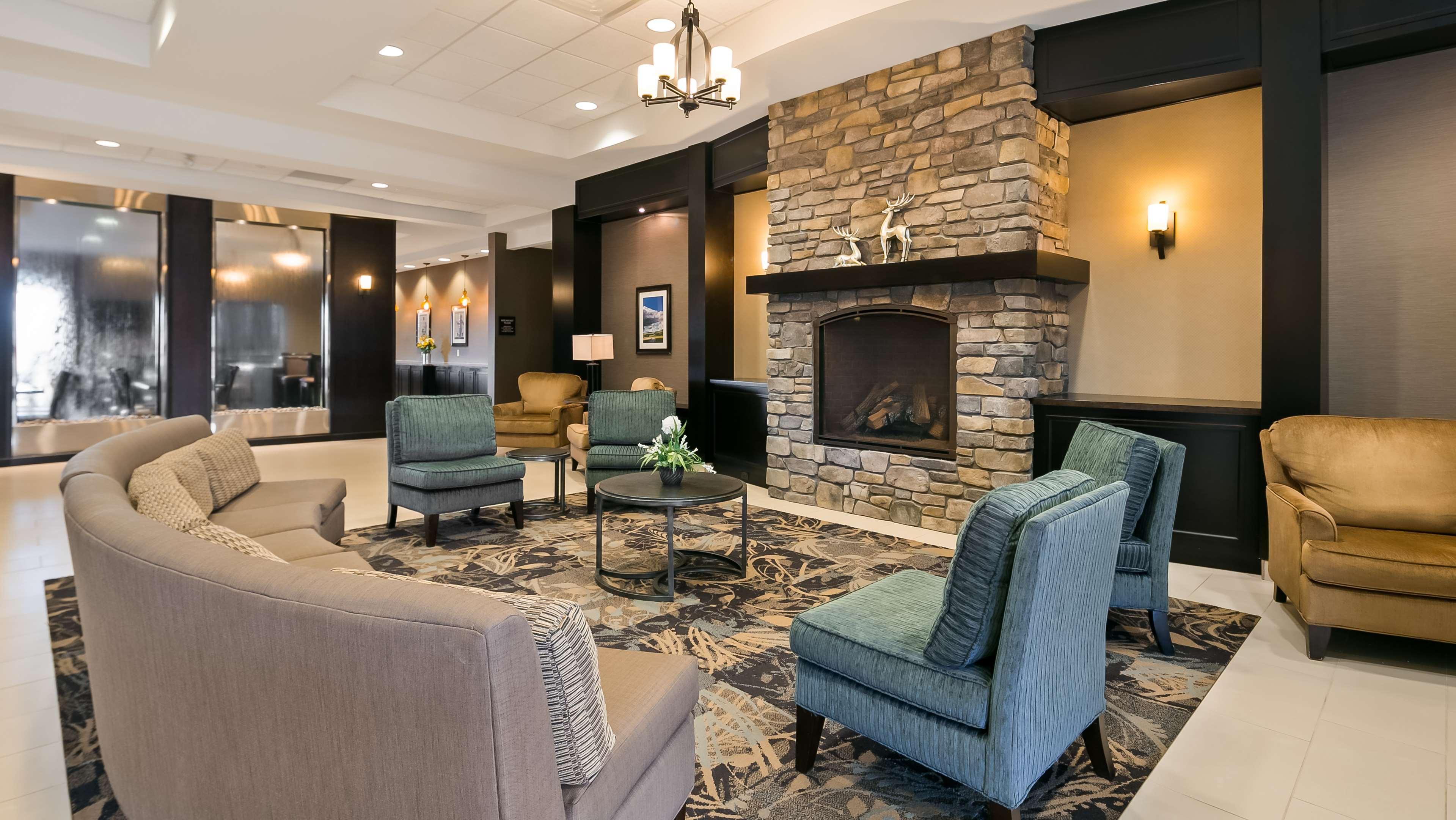 Best Western Plus Okotoks Inn & Suites Bagian luar foto