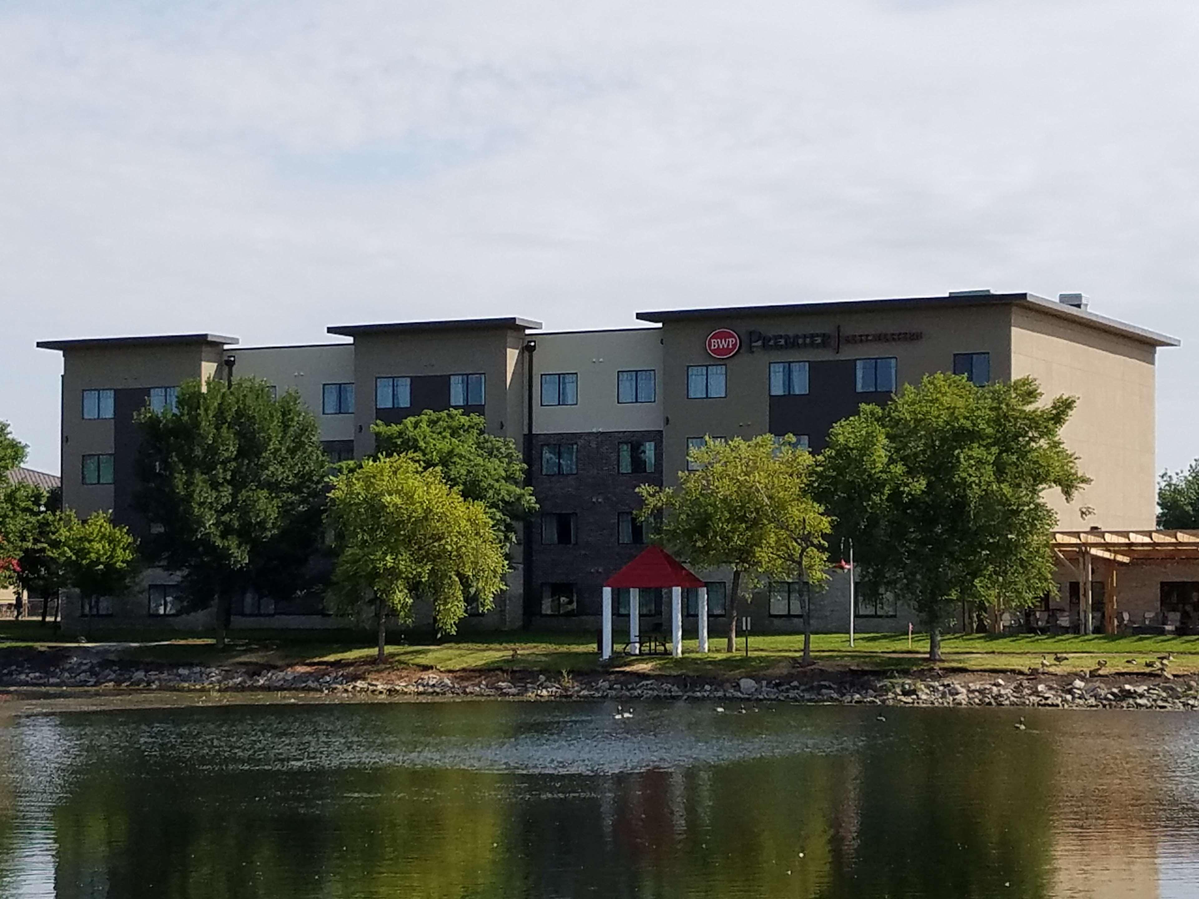 Best Western Plus Okotoks Inn & Suites Bagian luar foto