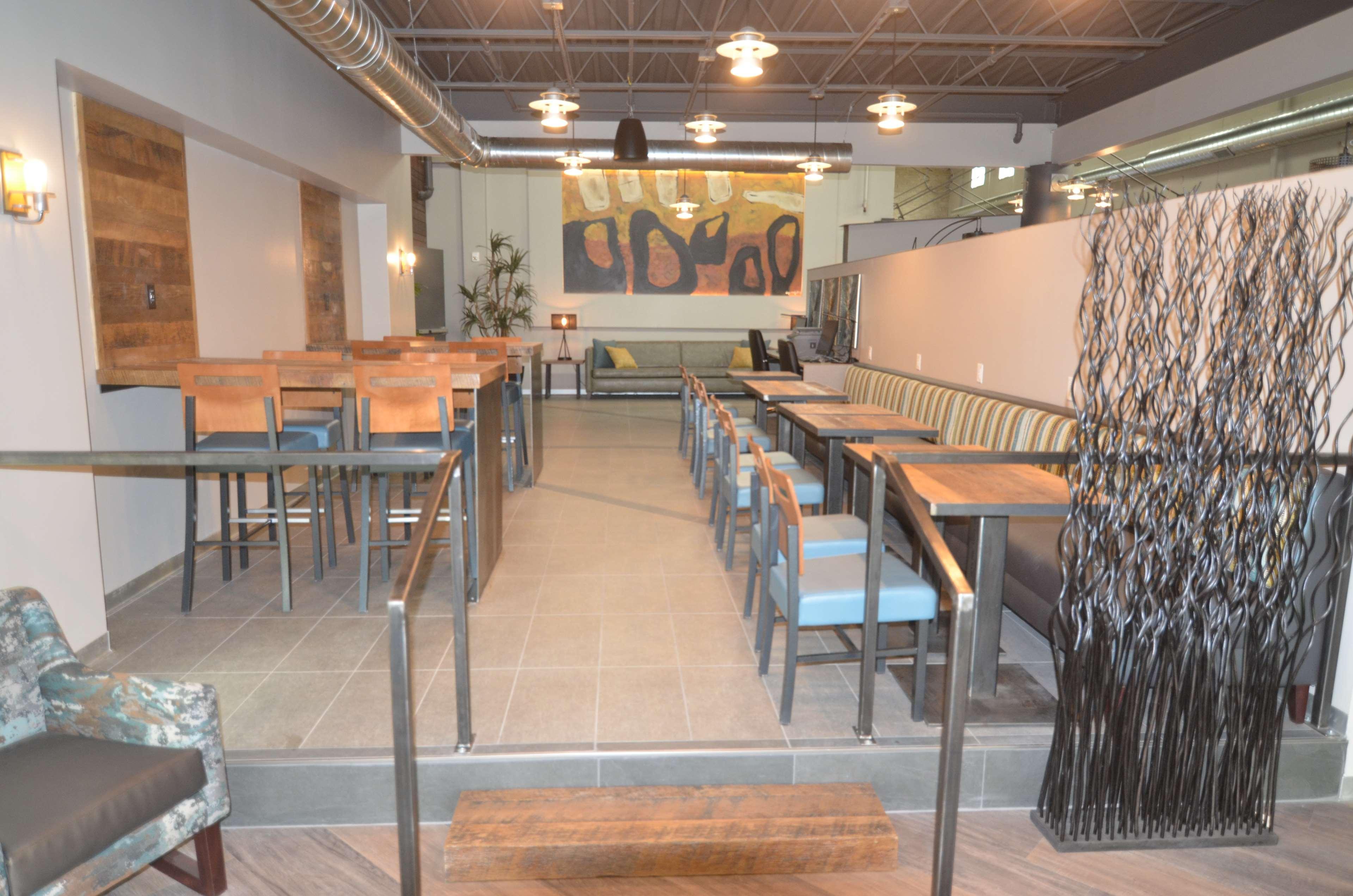 Best Western Plus Okotoks Inn & Suites Bagian luar foto