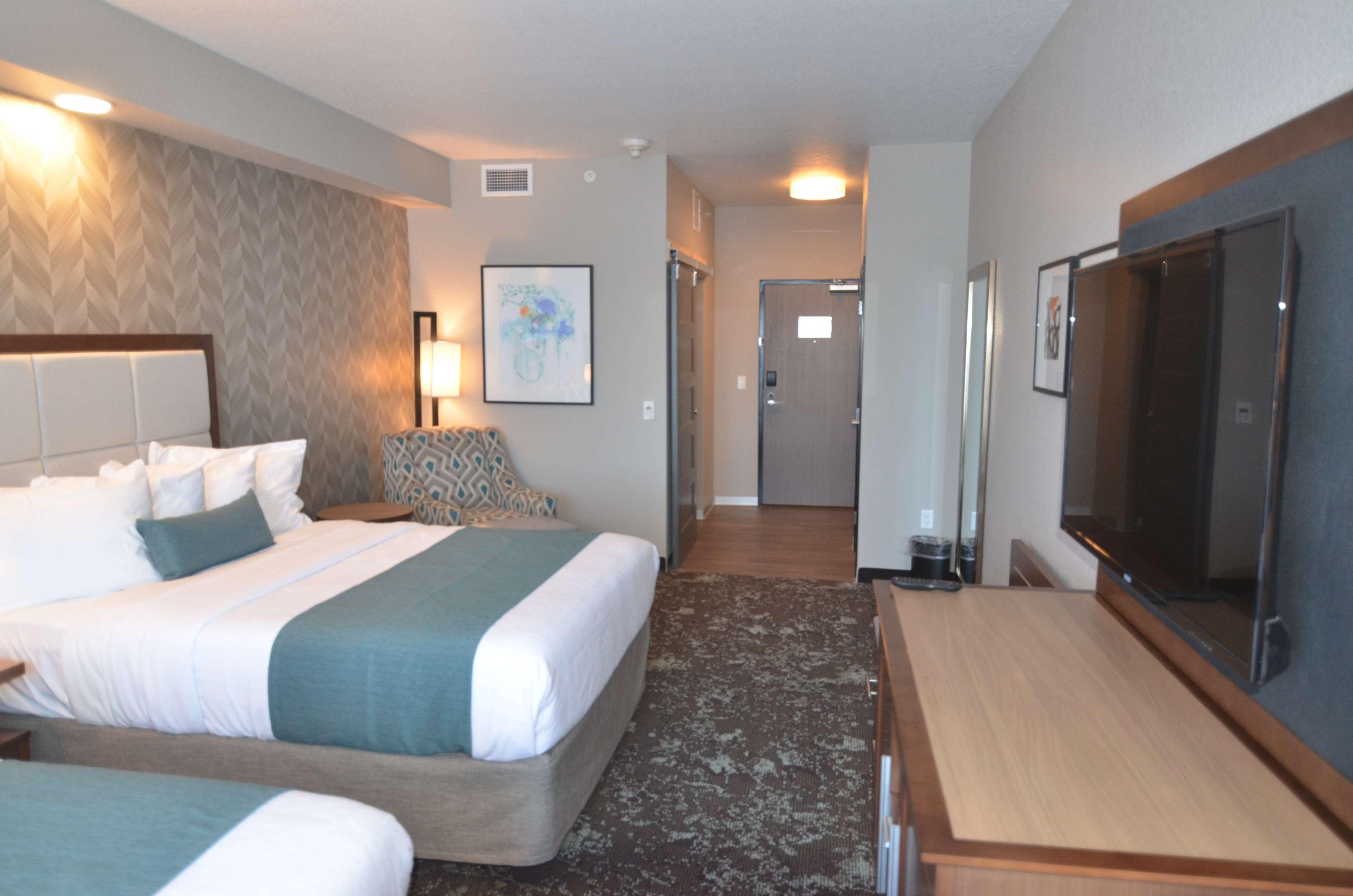 Best Western Plus Okotoks Inn & Suites Bagian luar foto
