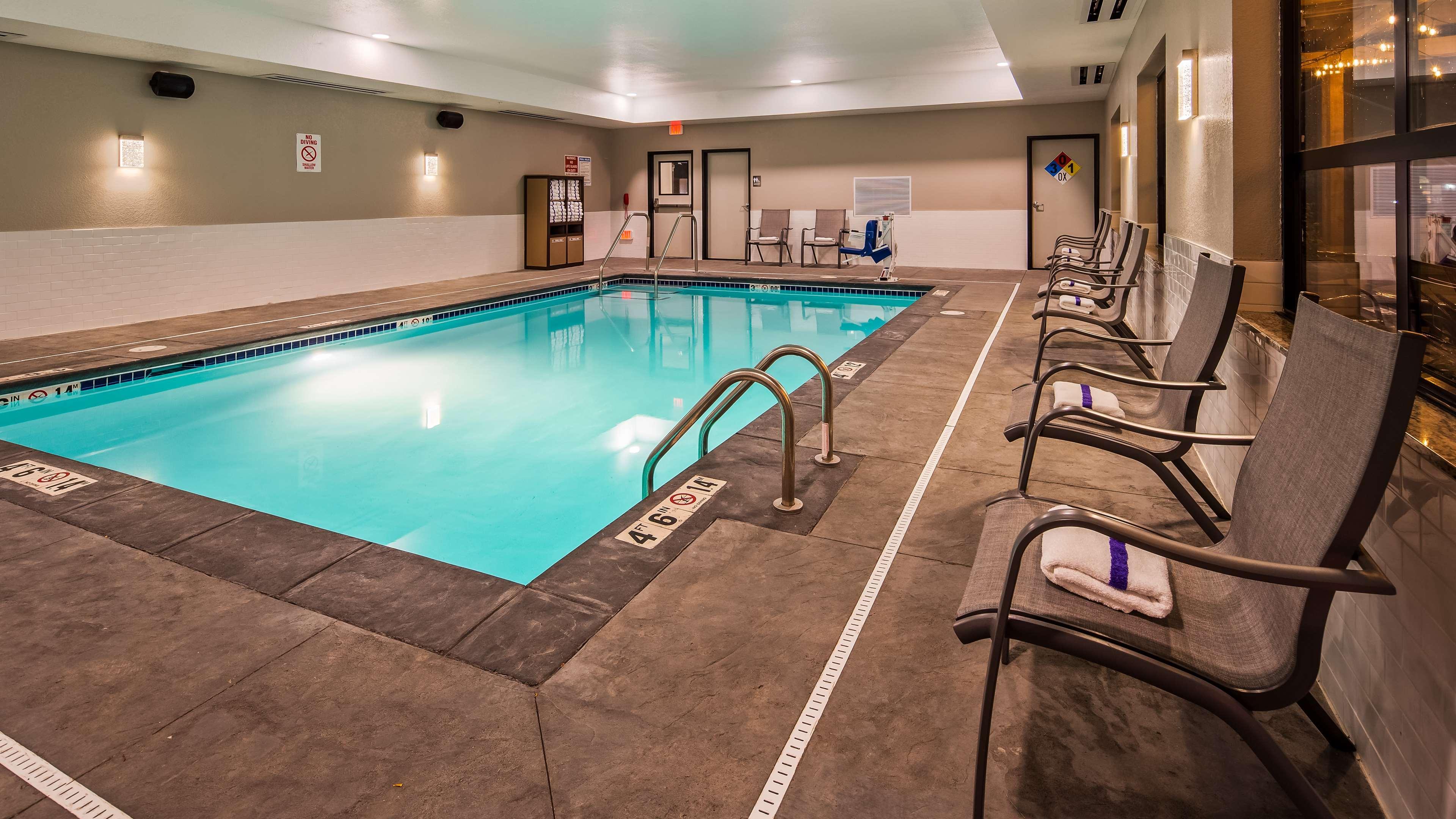 Best Western Plus Okotoks Inn & Suites Bagian luar foto