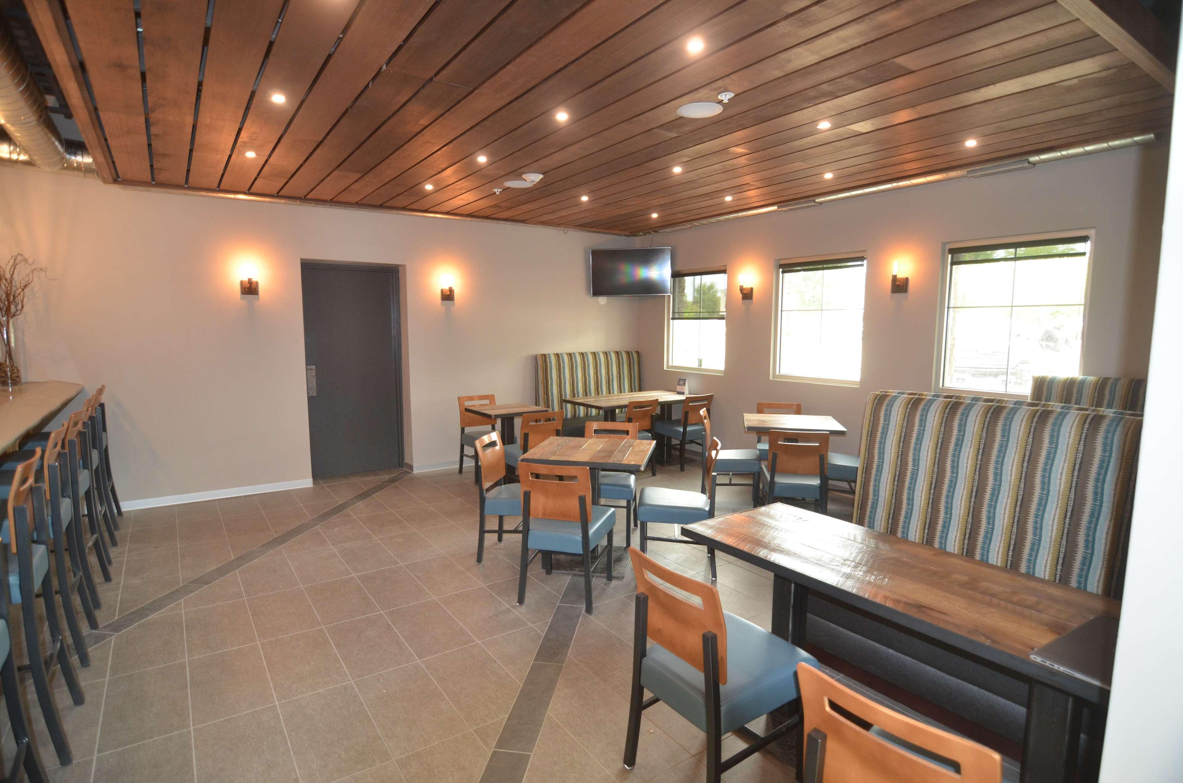 Best Western Plus Okotoks Inn & Suites Bagian luar foto