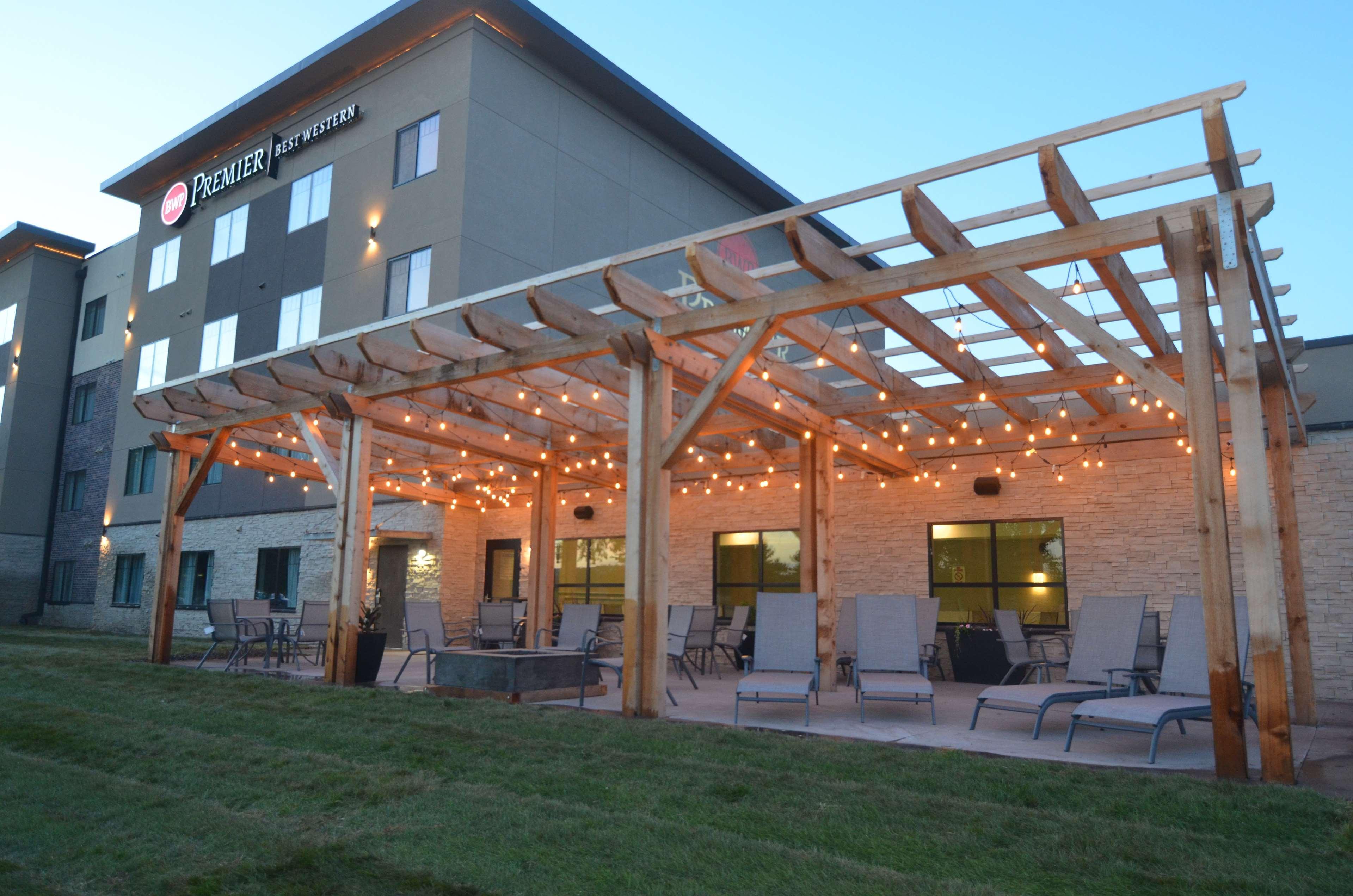 Best Western Plus Okotoks Inn & Suites Bagian luar foto