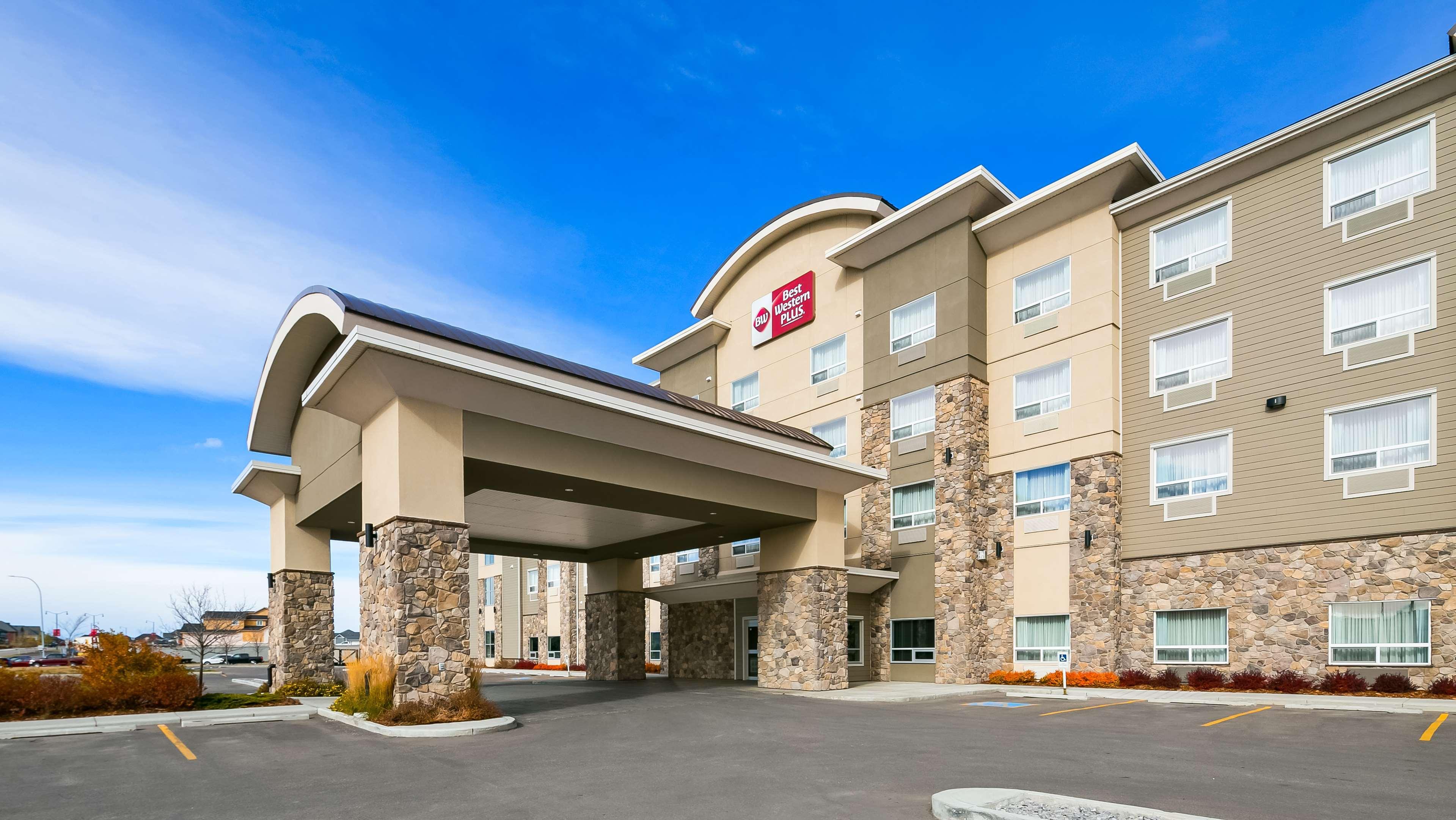 Best Western Plus Okotoks Inn & Suites Bagian luar foto