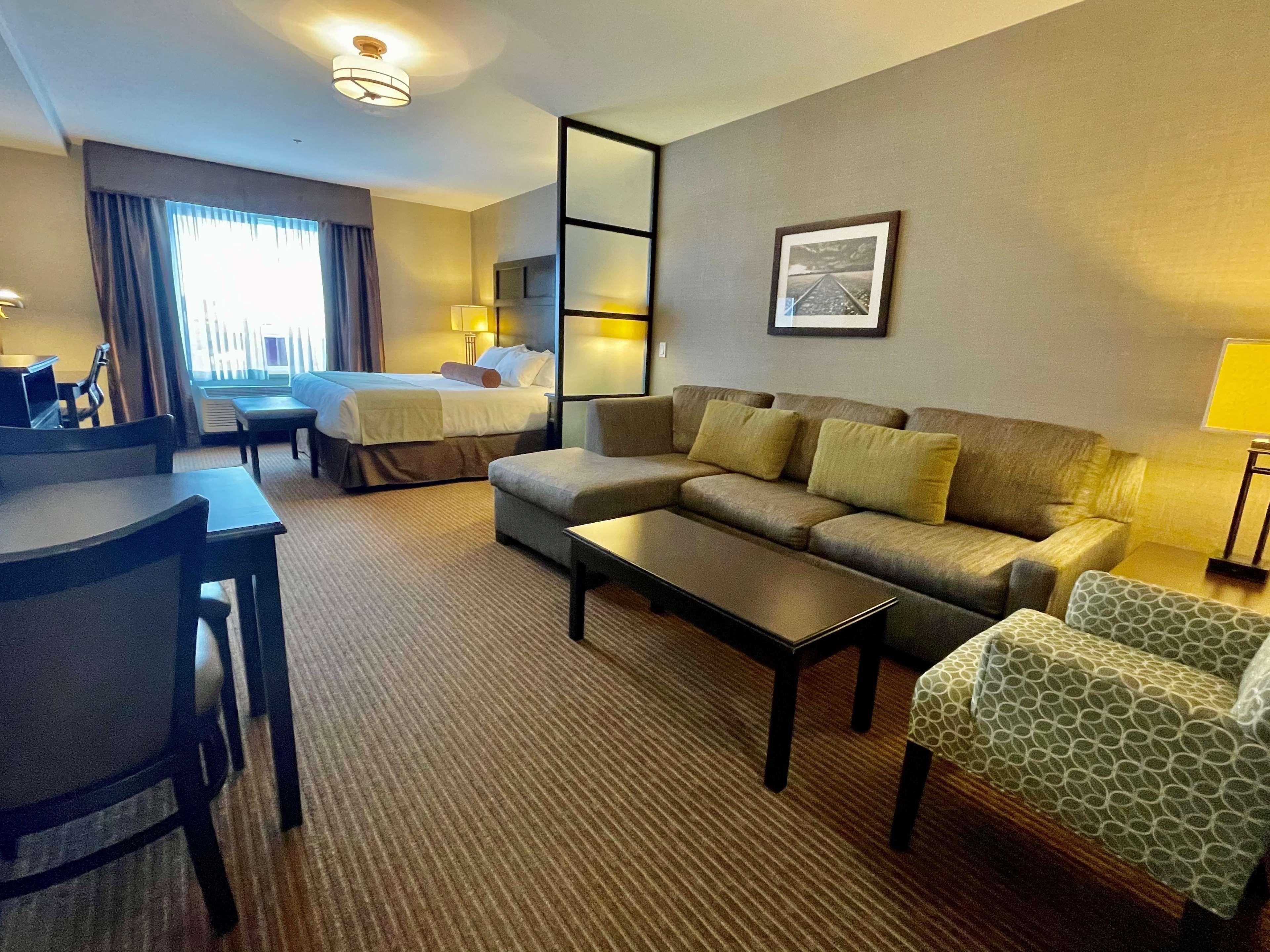 Best Western Plus Okotoks Inn & Suites Bagian luar foto