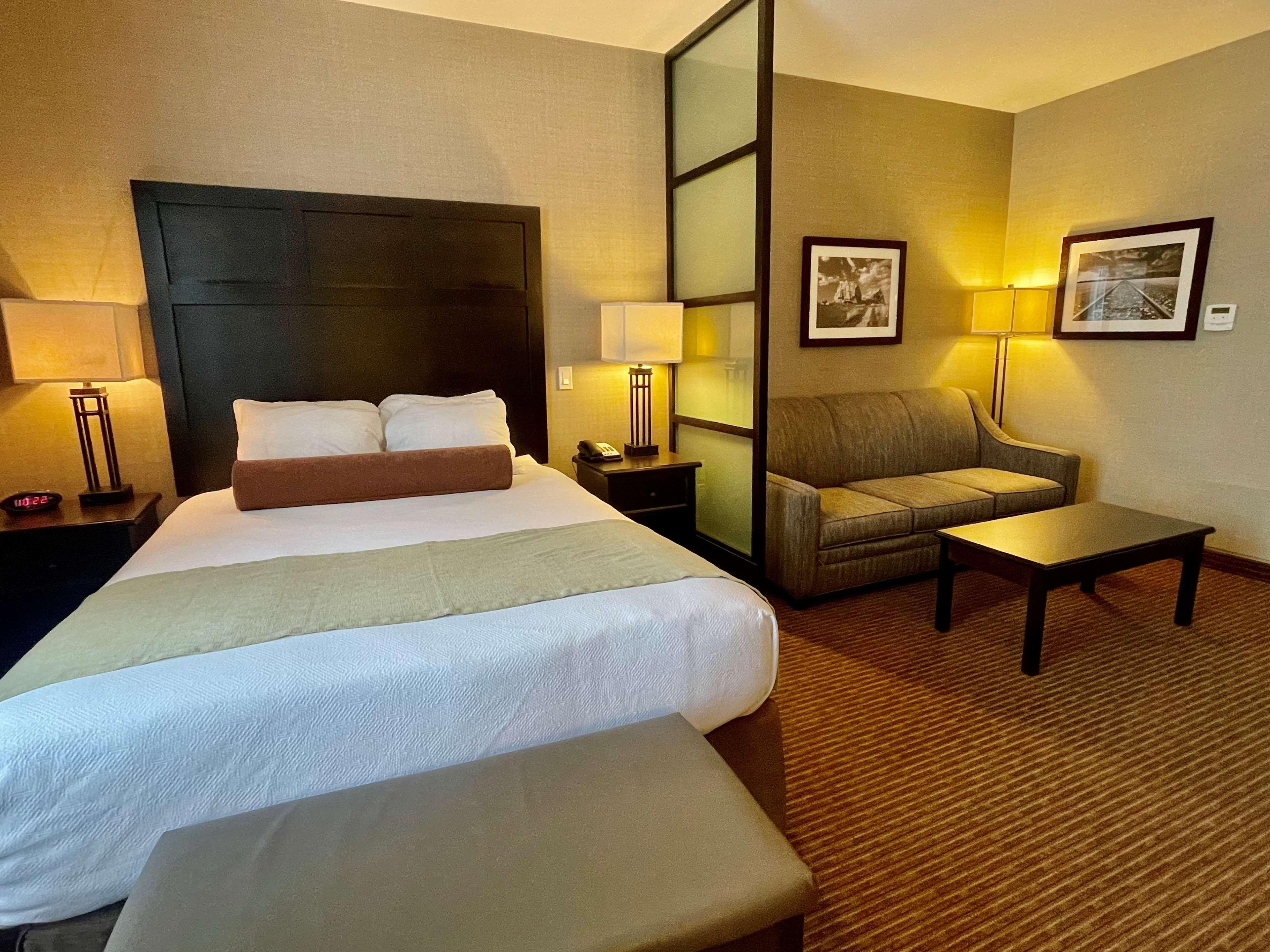 Best Western Plus Okotoks Inn & Suites Bagian luar foto