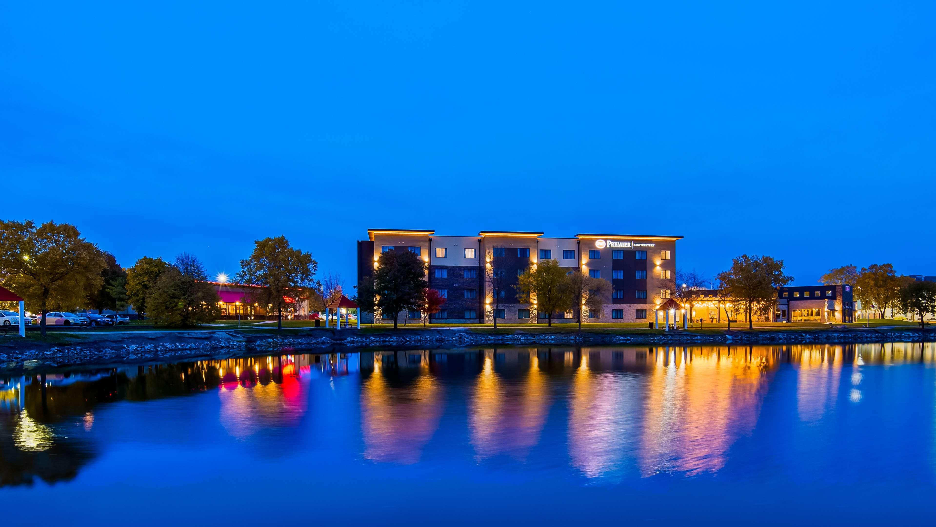 Best Western Plus Okotoks Inn & Suites Bagian luar foto