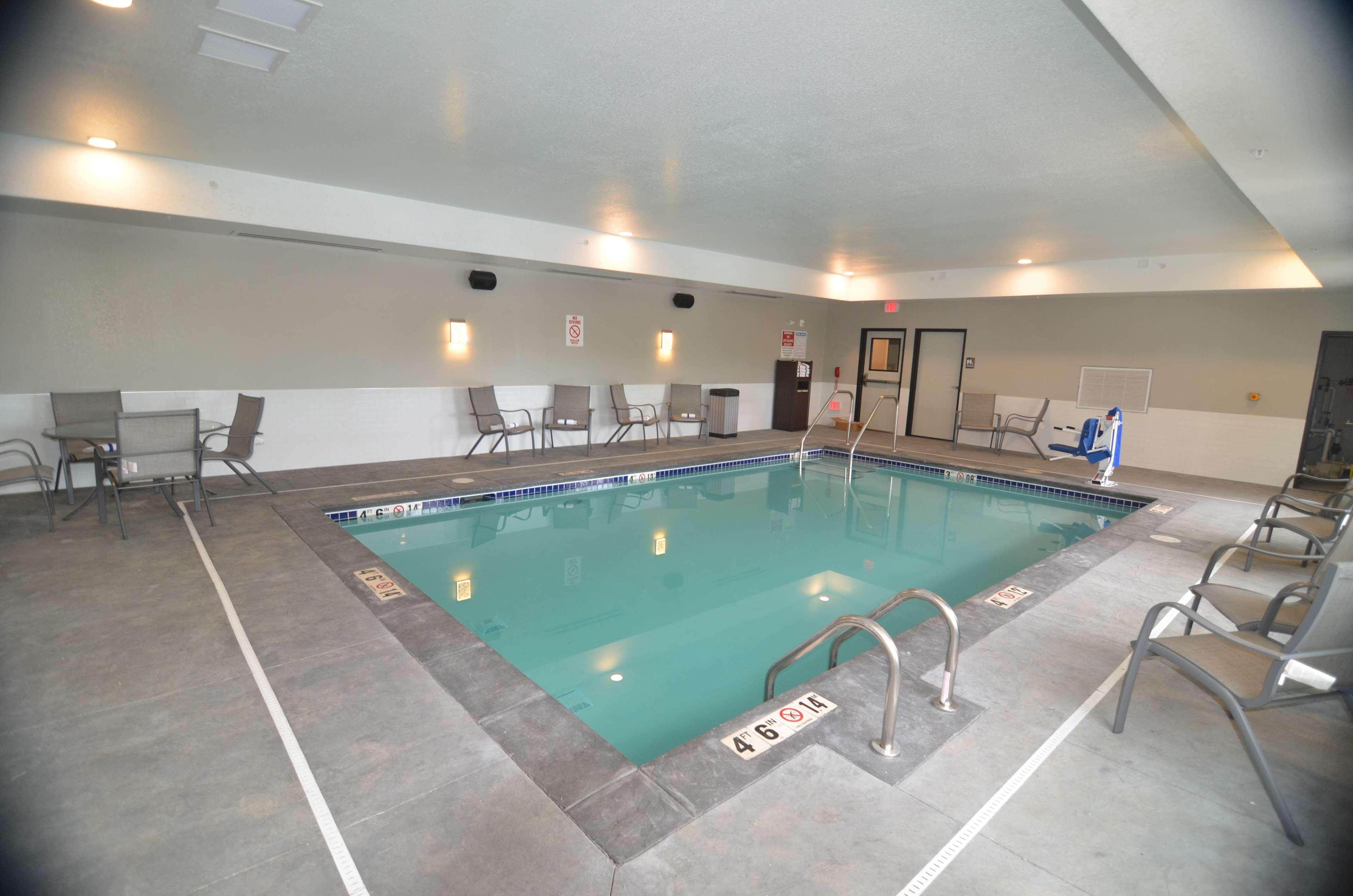 Best Western Plus Okotoks Inn & Suites Bagian luar foto