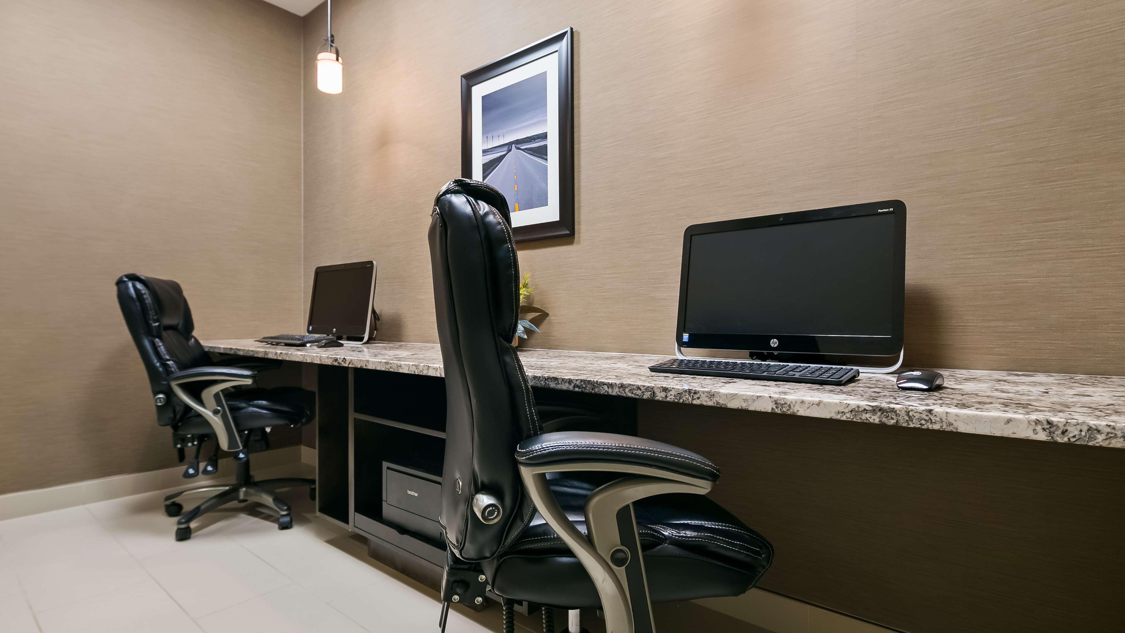 Best Western Plus Okotoks Inn & Suites Bagian luar foto