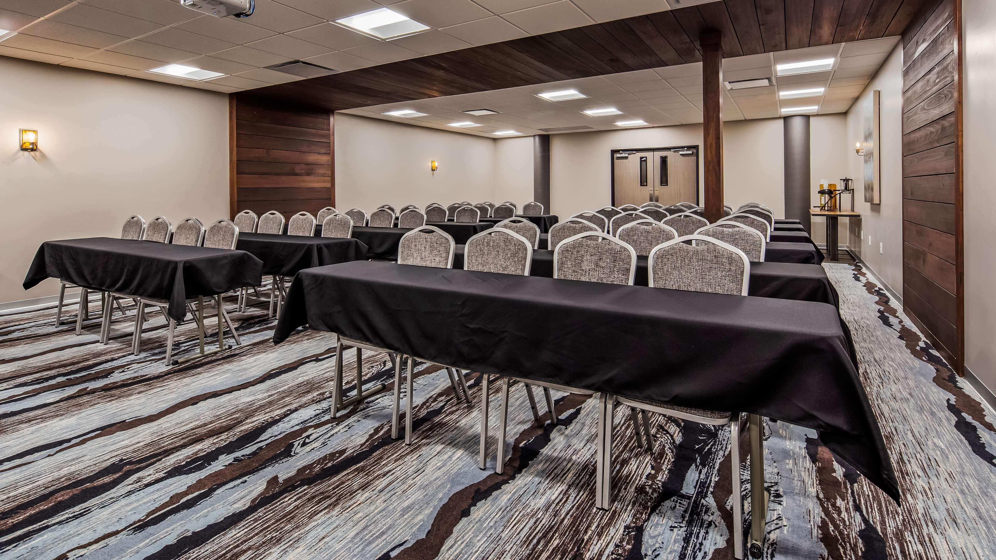 Best Western Plus Okotoks Inn & Suites Bagian luar foto