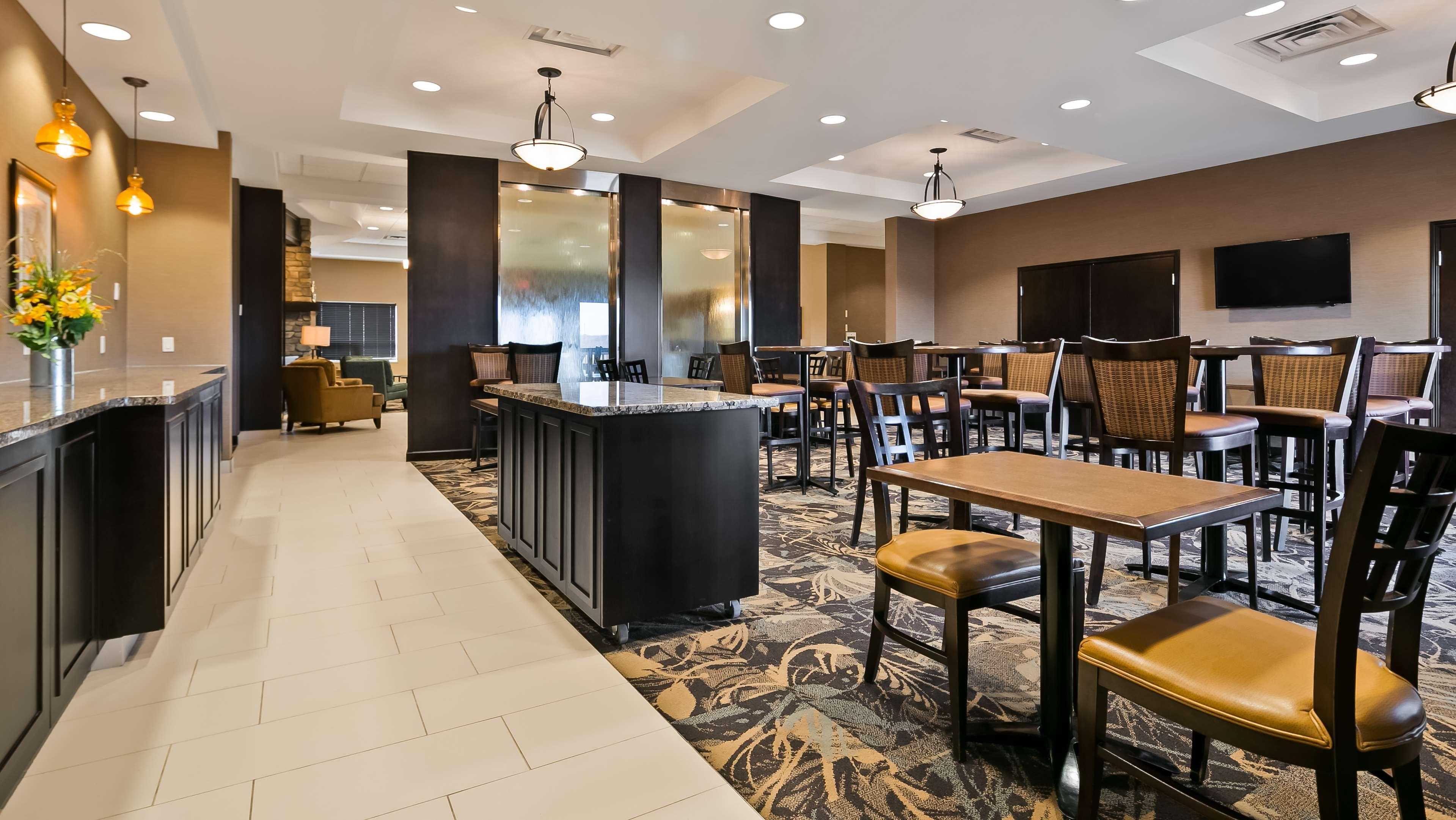 Best Western Plus Okotoks Inn & Suites Bagian luar foto
