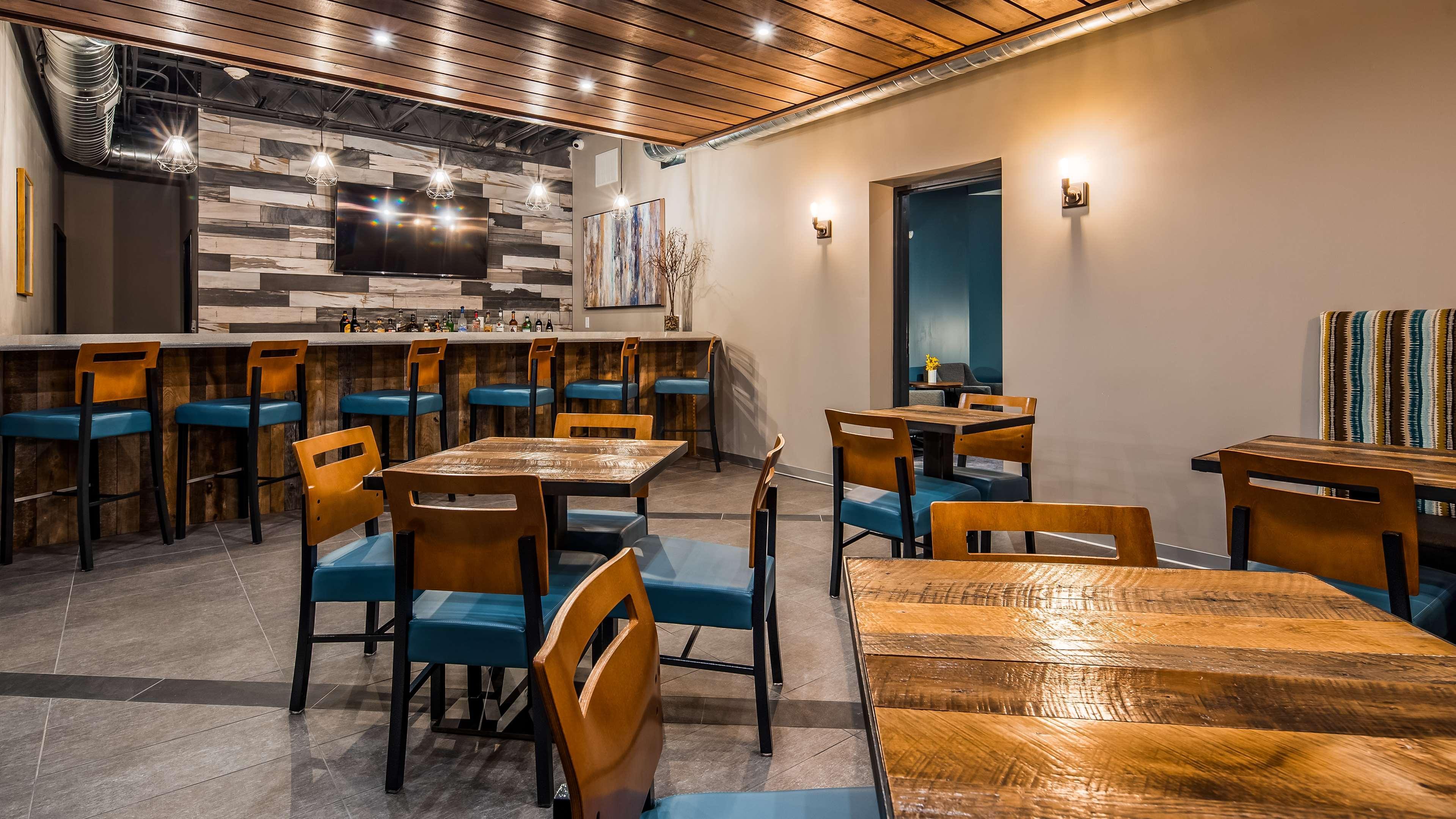 Best Western Plus Okotoks Inn & Suites Bagian luar foto