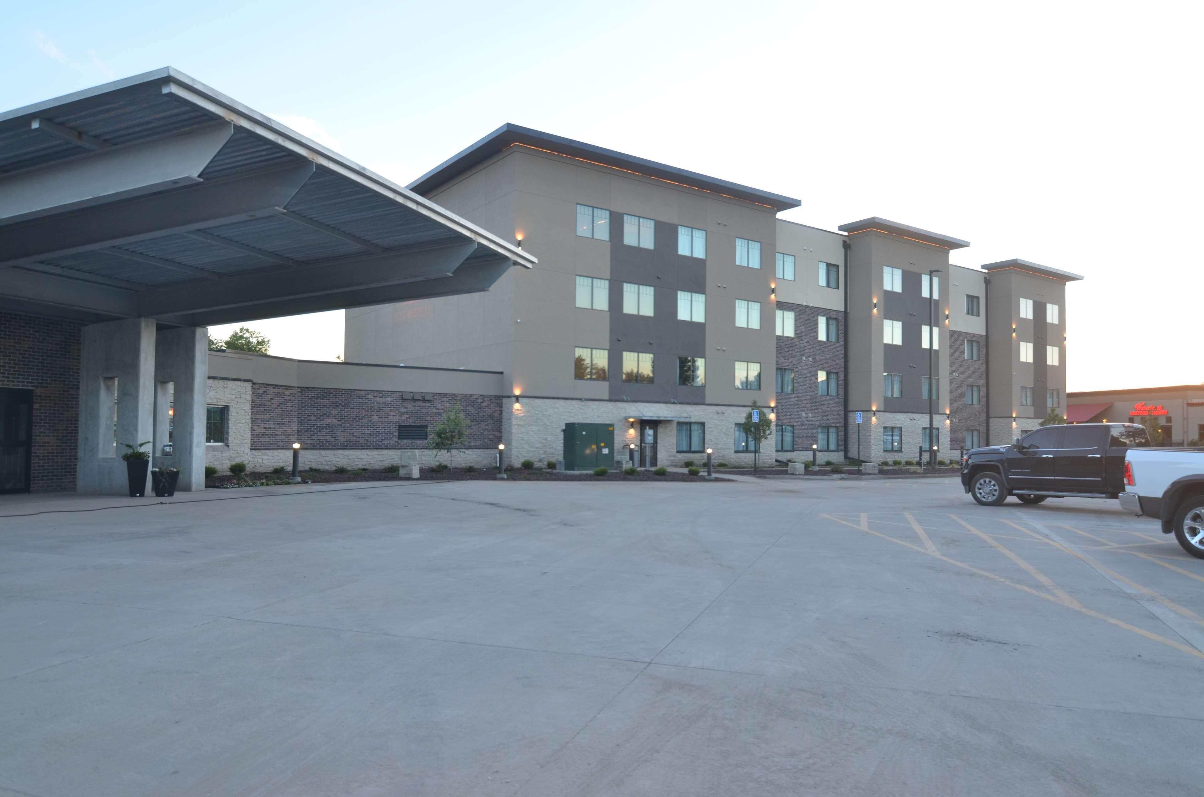 Best Western Plus Okotoks Inn & Suites Bagian luar foto