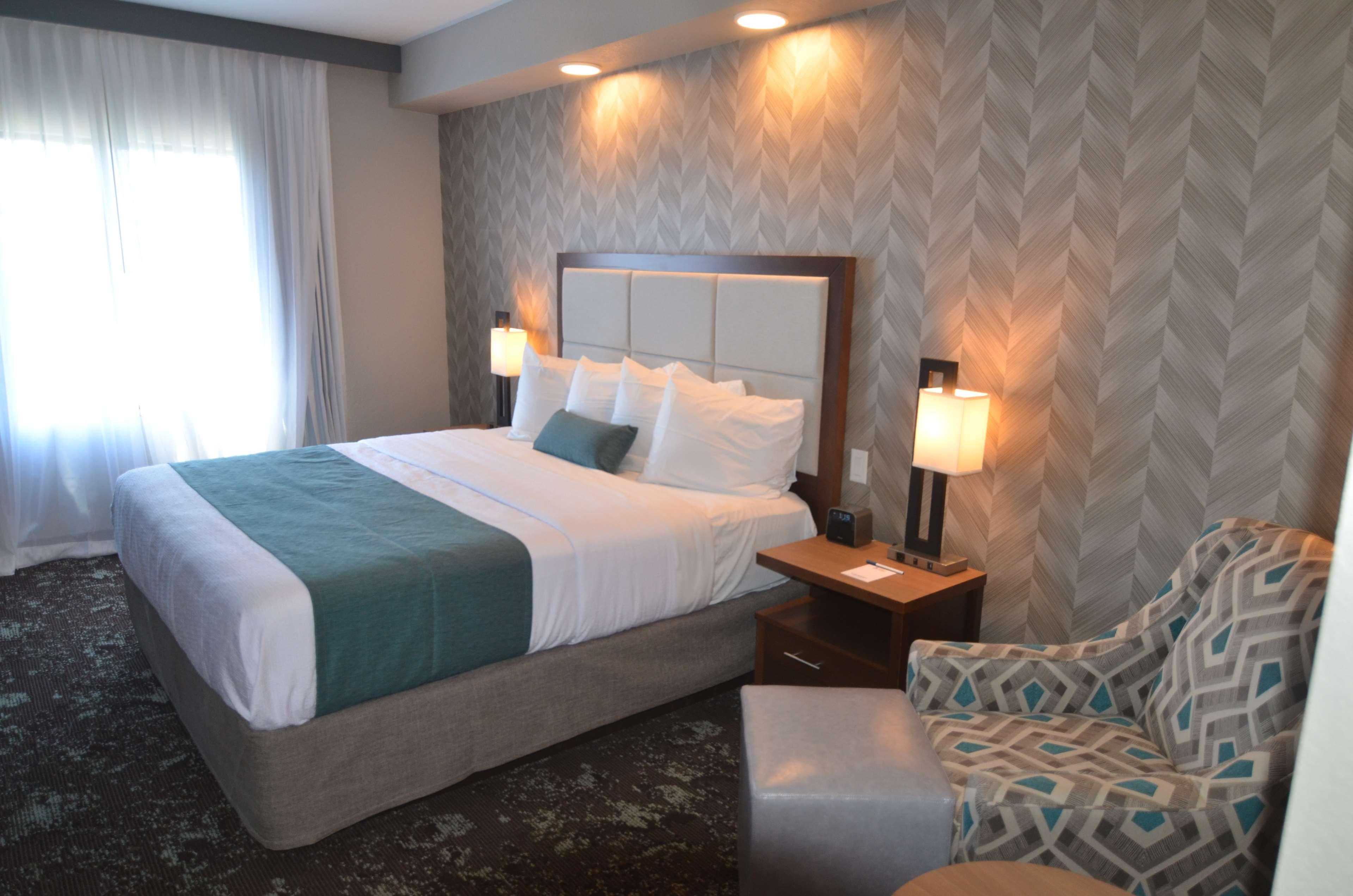 Best Western Plus Okotoks Inn & Suites Bagian luar foto