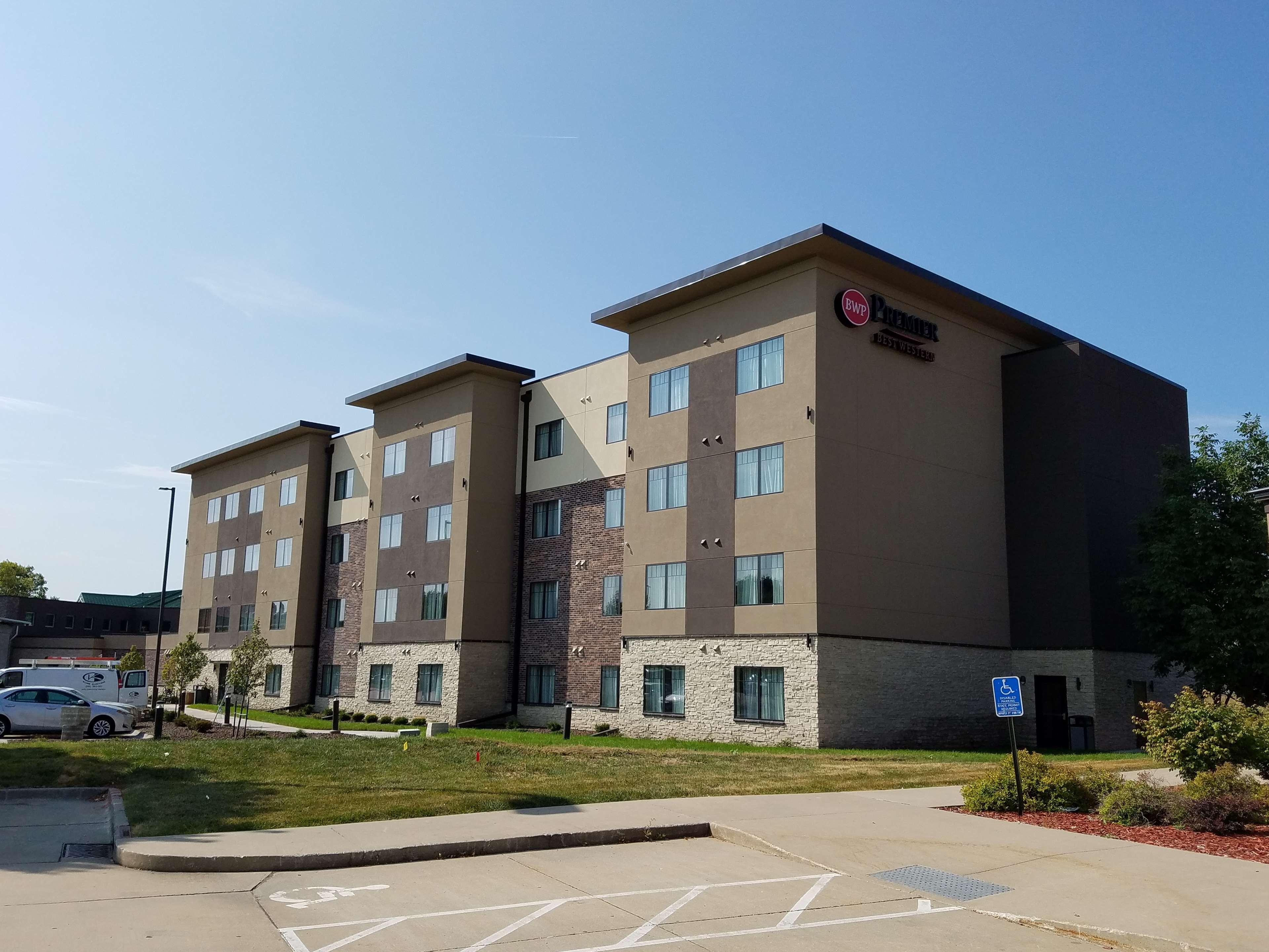 Best Western Plus Okotoks Inn & Suites Bagian luar foto
