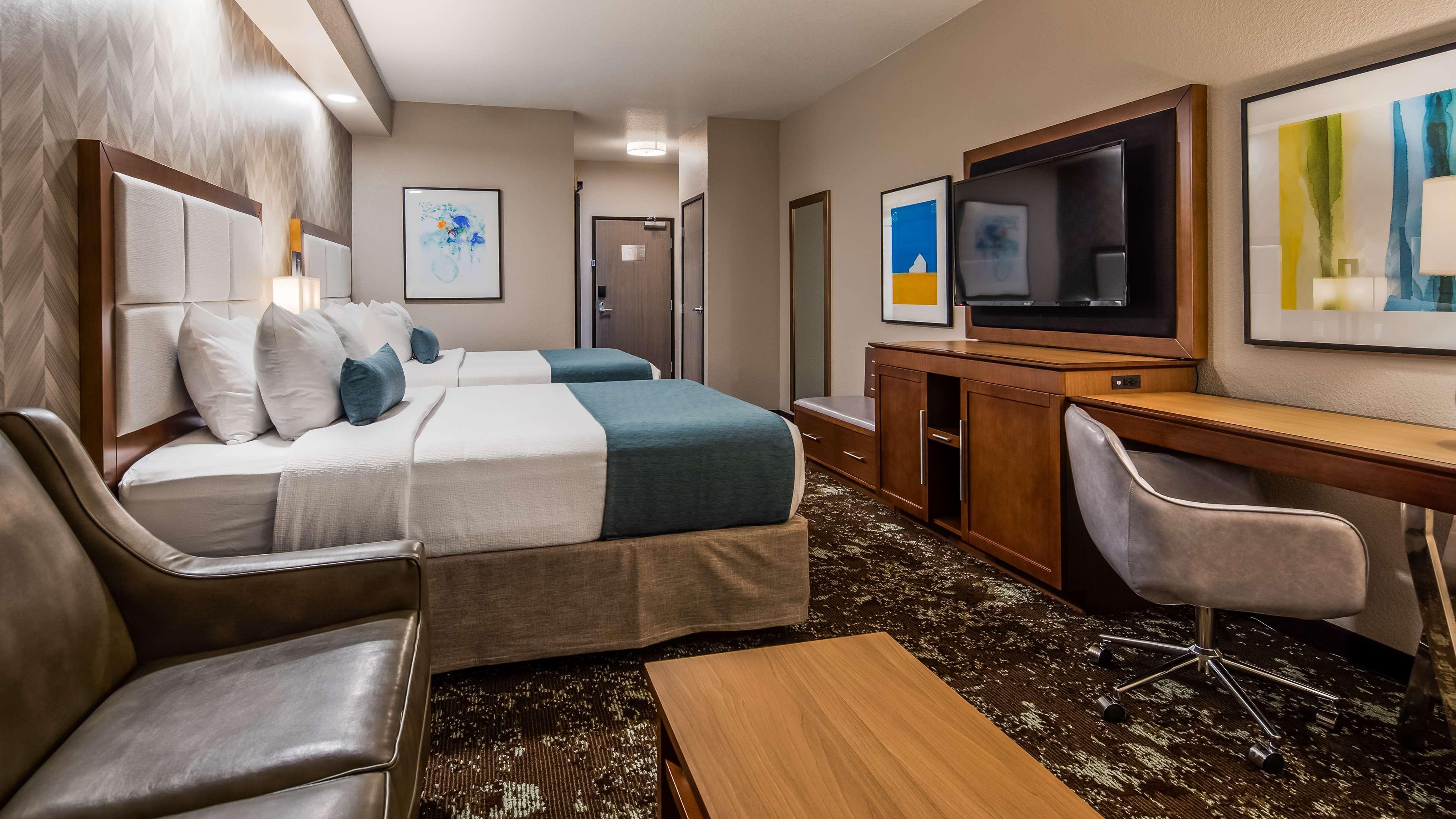 Best Western Plus Okotoks Inn & Suites Bagian luar foto