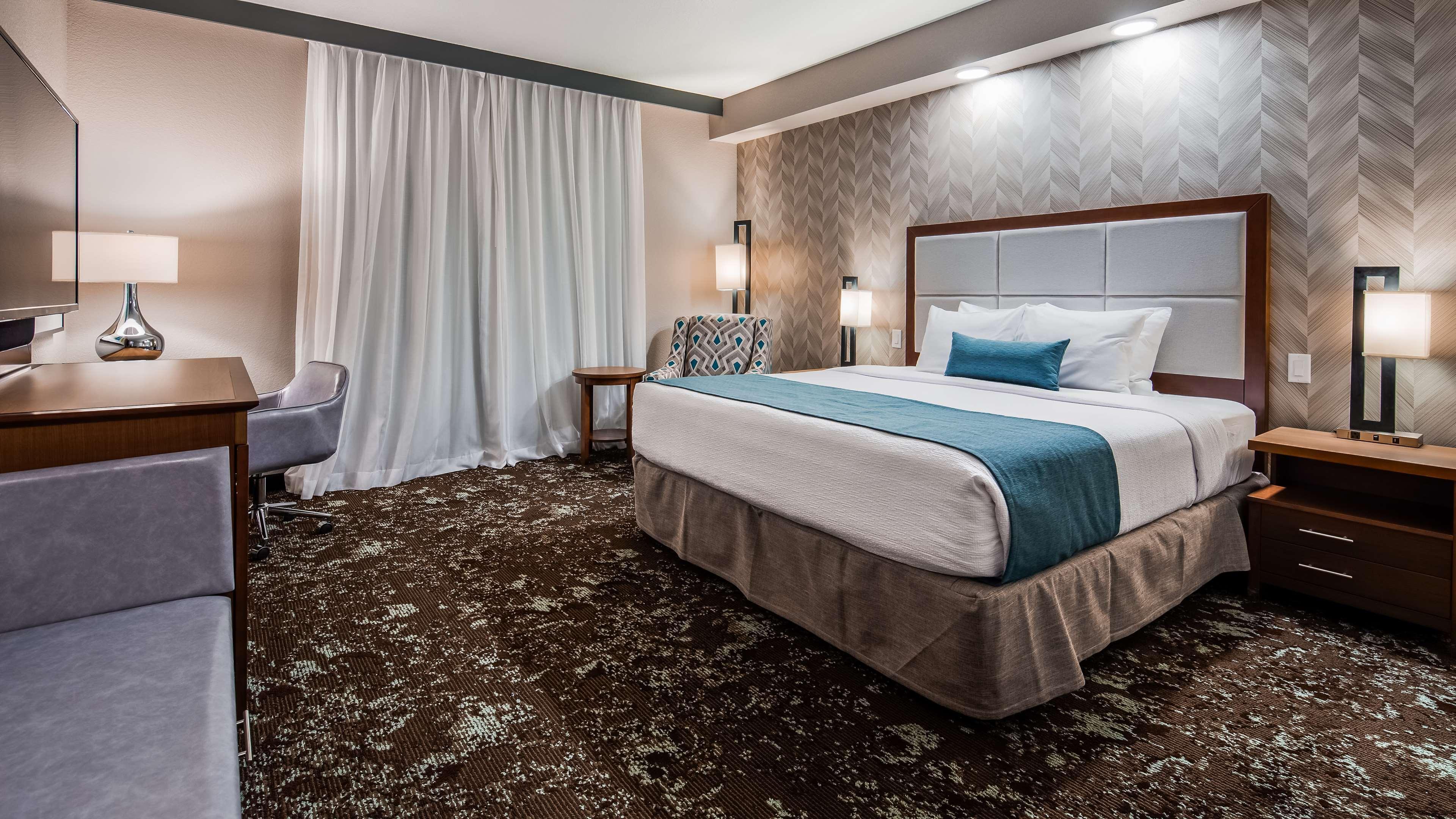 Best Western Plus Okotoks Inn & Suites Bagian luar foto