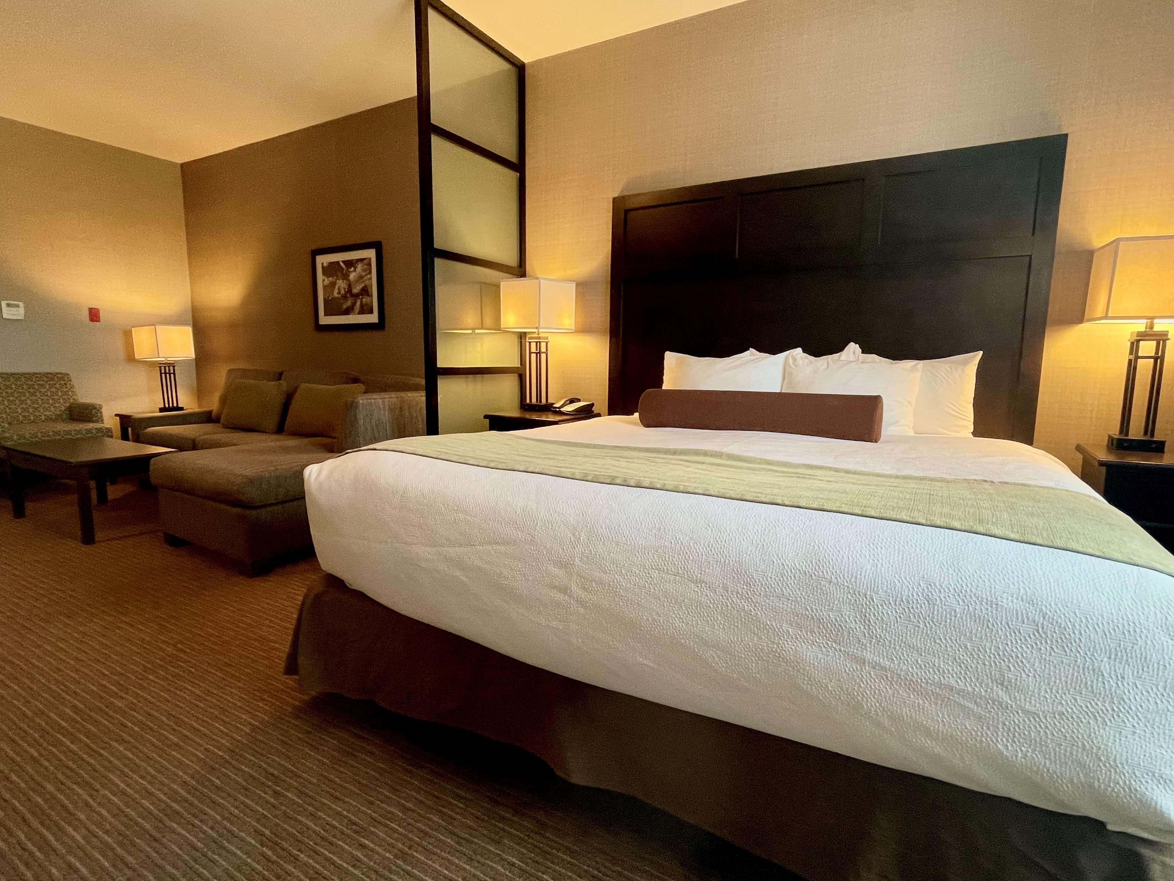 Best Western Plus Okotoks Inn & Suites Bagian luar foto